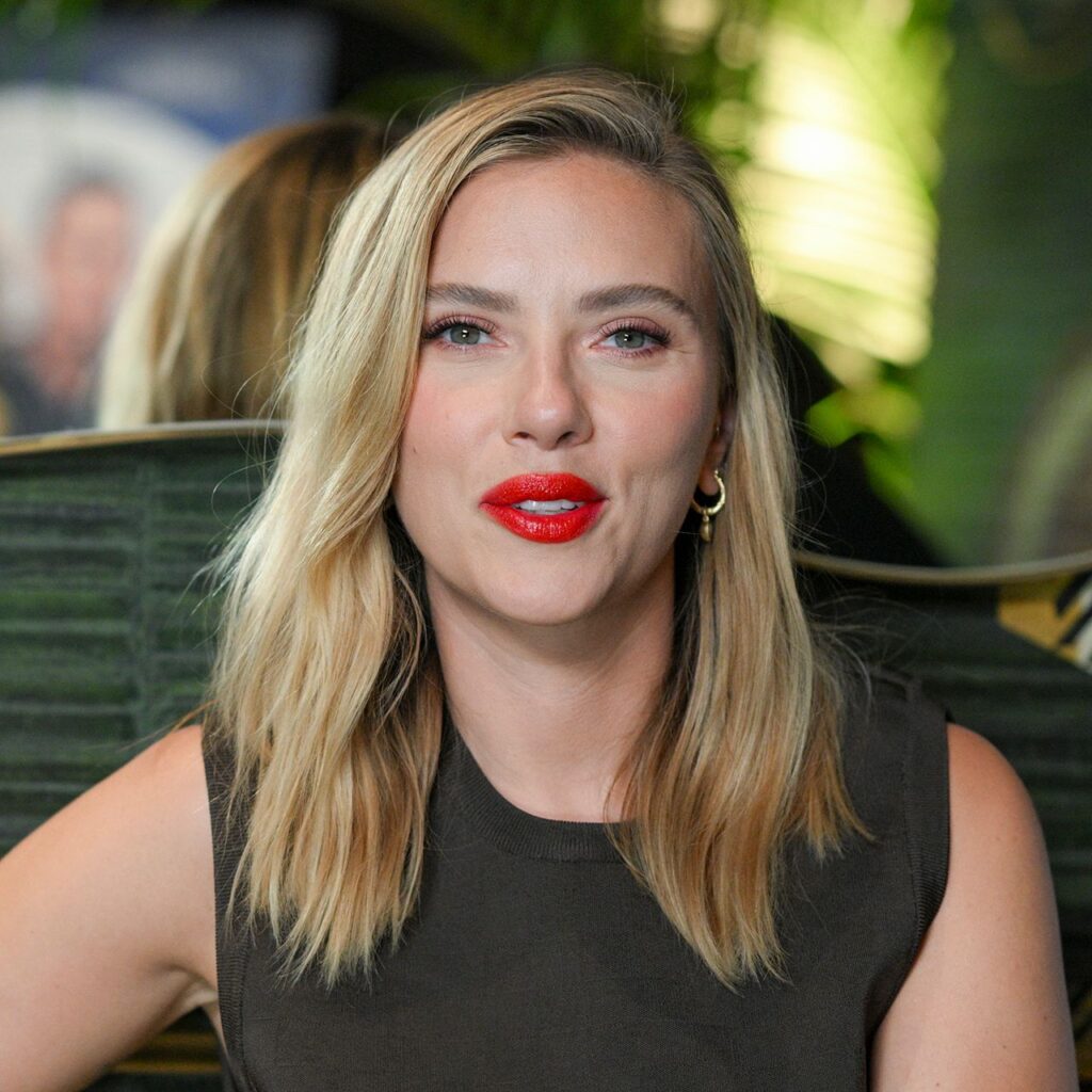 Scarlett Johansson : Les Confessions d'une Superstar Votedean 13062025 Scarlett Johansson 1024x1024