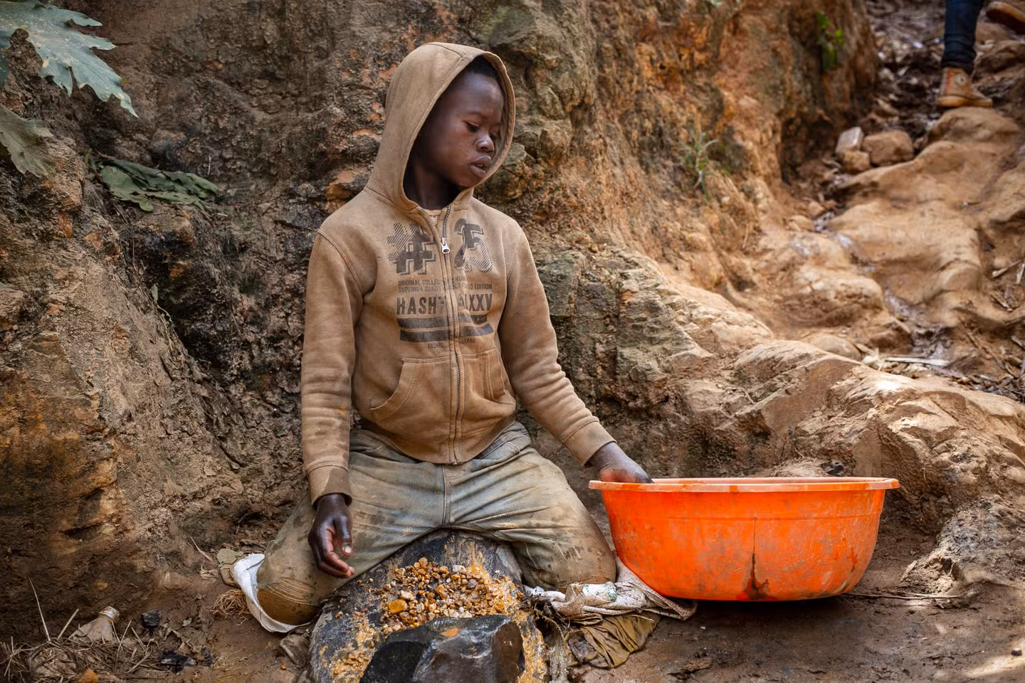 Les Enfants Esclaves des Mines d'Or en Guinée : Moussa, 14 Ans, Rêve d'Évasion Votedean 28072025 Enfant Mine
