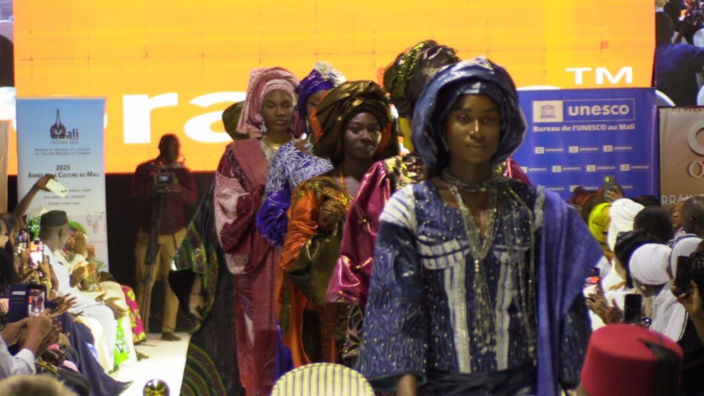De la Mode à la Paix : Alphadi Fait Défiler la Solidarité au Cœur du Mali Votedean 20082025 Bamako 1024x576