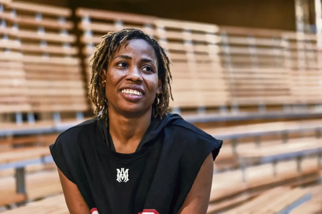 Mariétou Thiam : Quand l'Acrobatie Sénégalaise Devient un Manifeste Social à Bagneux Votedefan 13102025 Marietou Thiam 1024x682