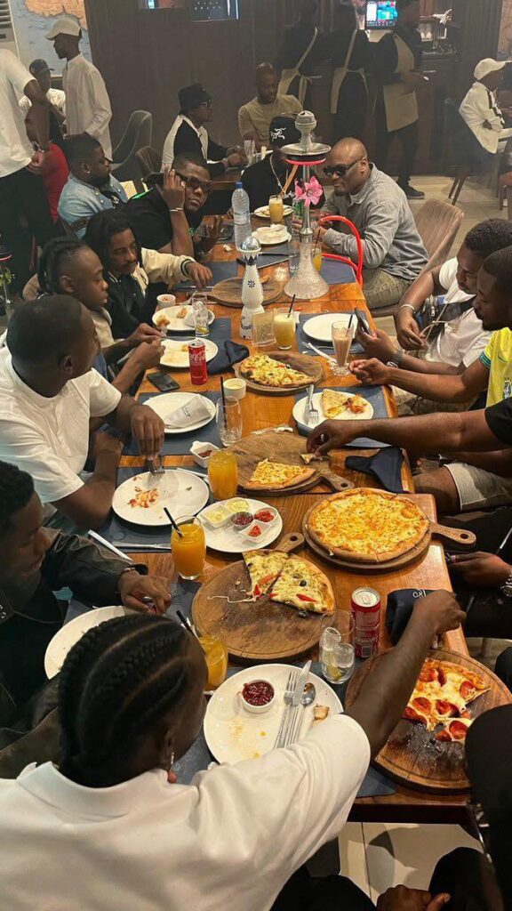 Kinshasa, le Carrefour du Rap : Tiakola et Guy2Bezbar Préparent-ils l'Hymne de 2025 ? Votedefan 13102025 Tiakola Et Guy2Bezbar 576x1024