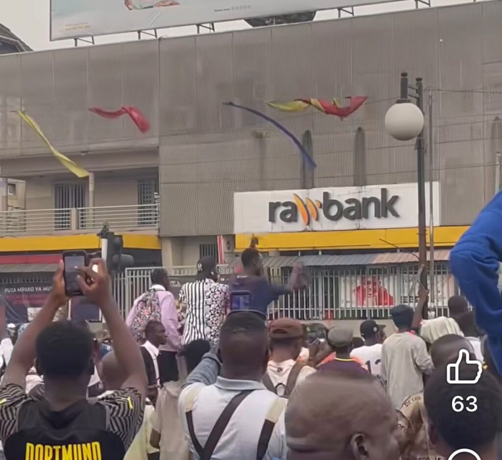 Tensions et Tirs à Kinshasa : Attaque Contre la Rawbank Victoire, Assaillants Neutralisés Votedefan 16102025 Rawbank 1024x938